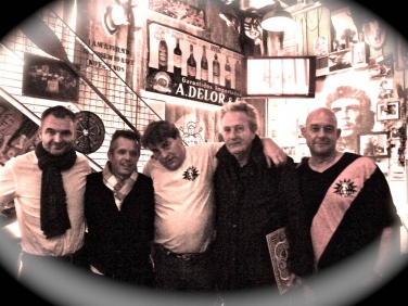 Links Stéphane Chapuisat, in der Mitte Viktor Bänziger, Wirt, dann der Autor und rechts Don Martin. Links Stéphane Chapuisat, in der Mitte Viktor Bänziger, Wirt, dann der Autor und rechts Don Martin.